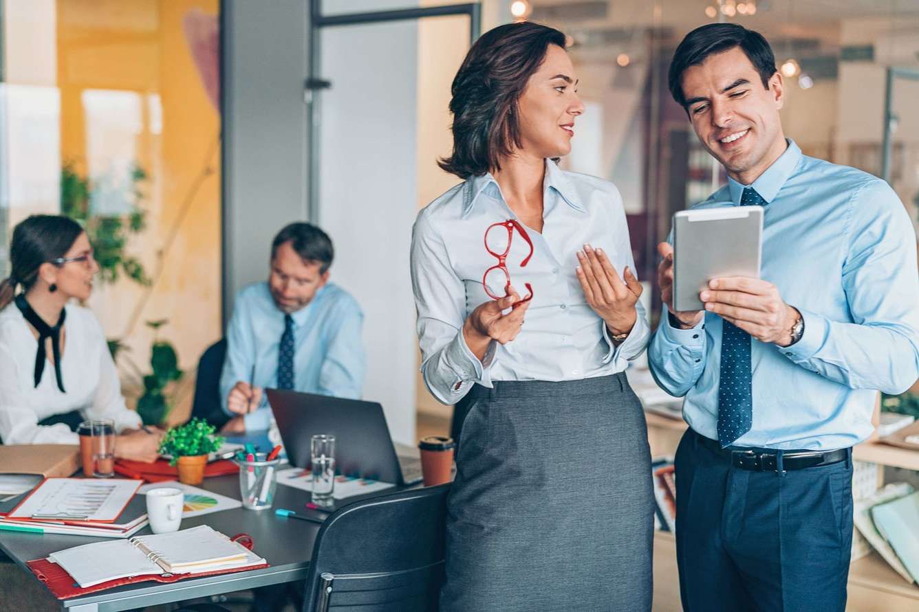 Equipe gerenciando projetos no setor jurídico