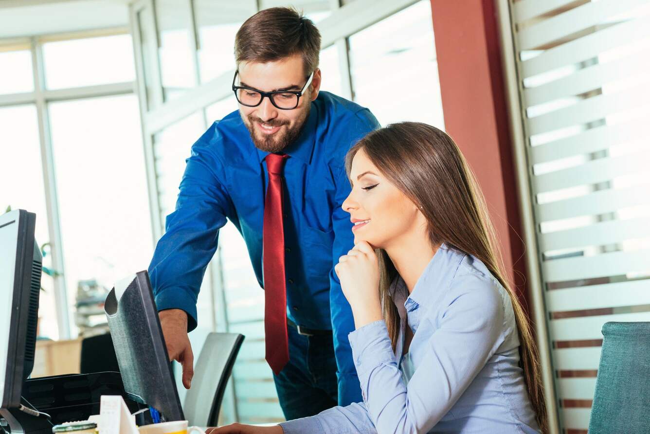 pessoas utilizando software de gestão de projetos