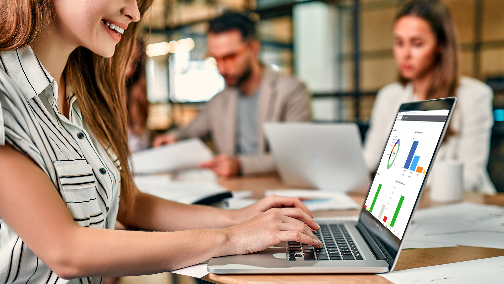 Mulher sorridente utilizando o Kanban na gestão de tarefas.